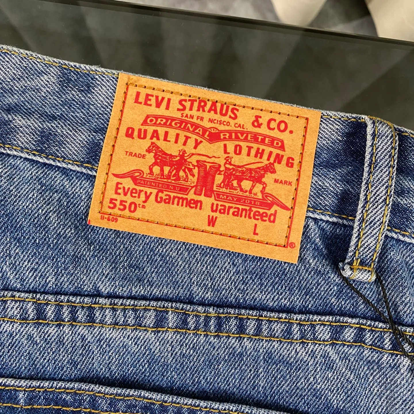 P220 chrome hearts 2025 new double blue cross patchwork leather jeans vi Top heavy industry fashionable design] Consistent high street luxury style creation. Speaking of this style, the Zangyin family and GU family are definitely the leading representative brands. Especially the Zangyin family has really achieved a state-of-the-art effect in creating high street style. The unique washed material is used to create this style. The color system is quite eye-catching. After it is decorated with patchwork cross flowers, it cleverly highlights the charm of the brand. Secondly, this style uses classic The classic high-waist cutting design highlights the long legs and fashionable temperament of the upper body. The brand is highly recognizable and the slim fit configuration is more suitable for daily wear. It is a product that interprets personality, fashion, and specifications at a glance. This single product is enough to make any fan excited. It can be a white T-shirt for youthful preppy style, or a tight suspender for lady style. It has strong matching ability and can be easily controlled by men.  [Materials and craftsmanship] Needless to say, this point goes without saying. As an excellent craftsman brand, Zangyin’s requirements for details and craftsmanship are really perfect. The washed color of this model has gone through so many processes, not to mention the embellishment of denim appliques. It is also purely hand-made and sewn. Just like what they believe in, only hand-made things have soul and have the meaning of wear. A top-notch heavy-duty fashionable denim item, I look forward to your perfect interpretation! !  Size:28-34